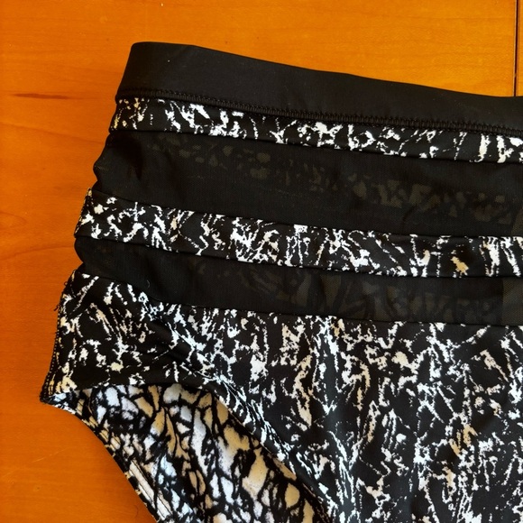 Lululemon 6 title flow full bottom black white bathing suit bikini bottom - Picture 3 of 10